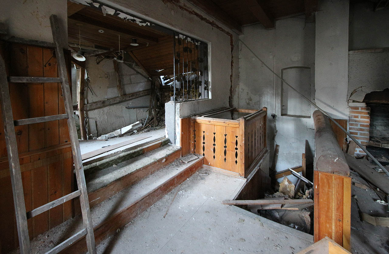 Na poschodí hrázděné budovy se zřejmě nacházely salónky restaurace s kovářskou výzdobou a vyřezávanými prvky. Na poschodí hrázděné budovy se zřejmě nacházely salónky restaurace s kovářskou výzdobou a vyřezávanými prvky.