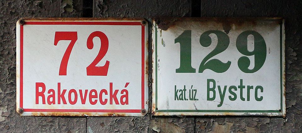 Hotel má oficiální adresu Rakovecká 72, ve skutečnosti má ale k městské zástavbě daleko. Stojí prakticky o samotě v lese. Hotel má oficiální adresu Rakovecká 72, ve skutečnosti má ale k městské zástavbě daleko. Stojí prakticky o samotě v lese.
