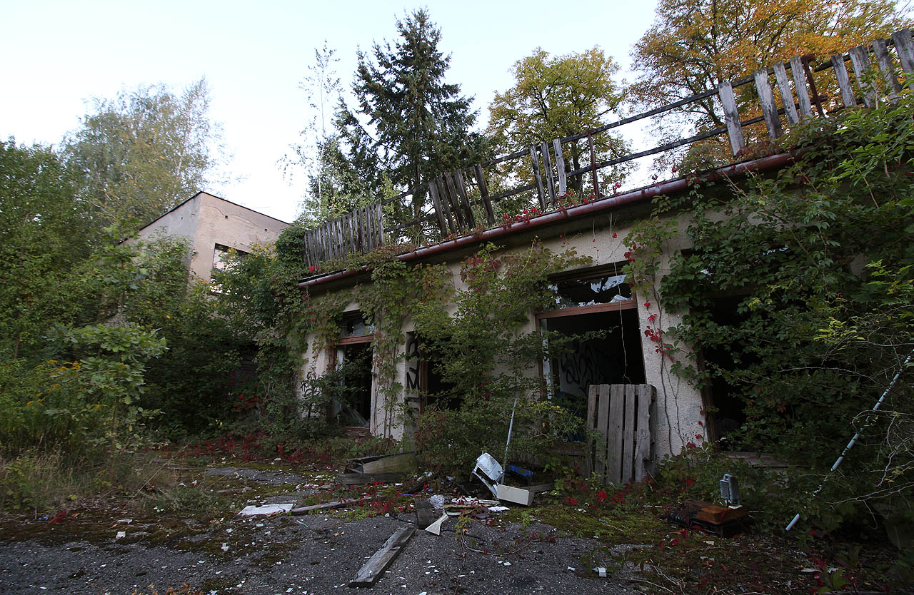 Přístavby různého stáří a žalostného stavu pokračují i ve dvoře budovy až postupně splývají s divokým houštím a nakonec lesem. Přístavby různého stáří a žalostného stavu pokračují i ve dvoře budovy až postupně splývají s divokým houštím a nakonec lesem.