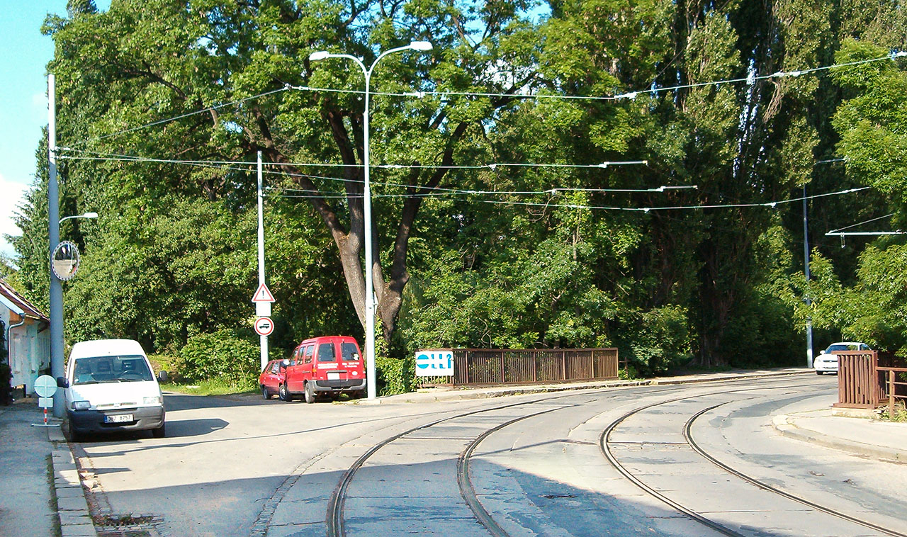 Pohled na most ulice Dolnopolní přes náhon v roce 2006, tedy nedlouho před jeho zrušením. Pohled na most ulice Dolnopolní přes náhon v roce 2006, tedy nedlouho před jeho zrušením.