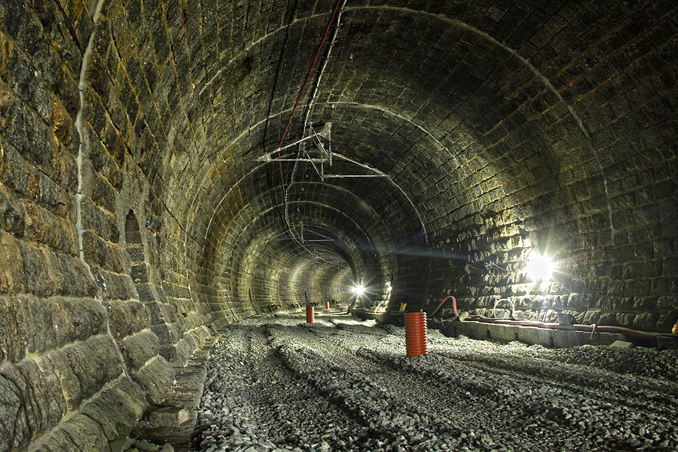 Celý Husovický tunel se nachází v poměrně prudkém oblouku (poloměr cca 300 m) a při jeho délce 209 m tedy není vidět z jednoho konce na druhý. Celý Husovický tunel se nachází v poměrně prudkém oblouku (poloměr cca 300 m) a při jeho délce 209 m tedy není vidět z jednoho konce na druhý.