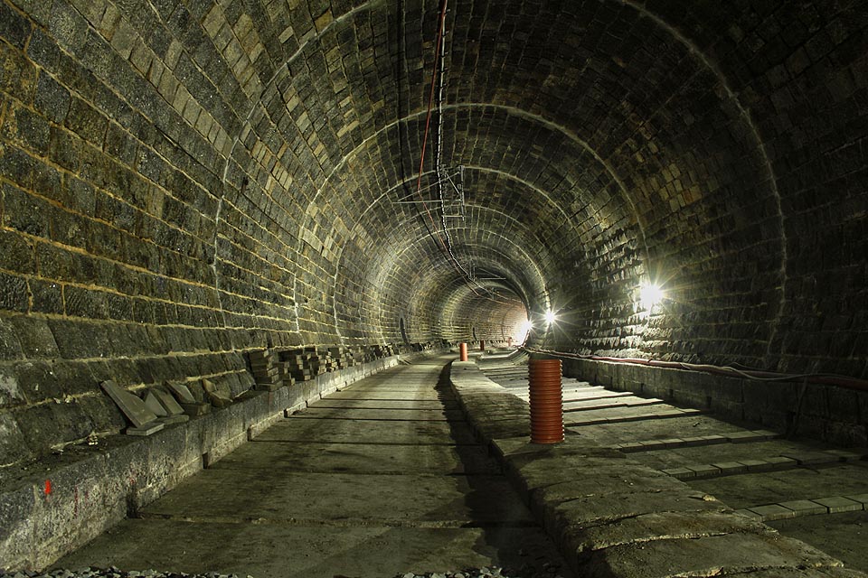 Odvodnění tunelu, který je v mírném sklonu směrem k severovýchodu, je zajištěno středovým žlabem pod vrstvou štěrku kolejového lože. Odvodnění tunelu, který je v mírném sklonu směrem k severovýchodu, je zajištěno středovým žlabem pod vrstvou štěrku kolejového lože.