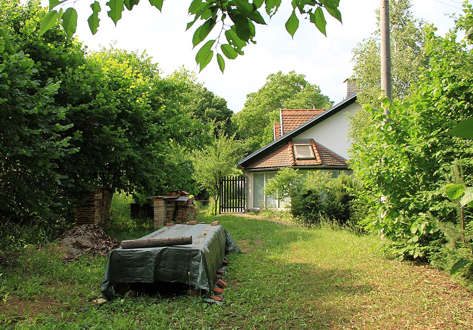 Pohled na bývalou zastávku Jehnice od jihu ze zárubu zrušené železniční trati. Z původní budovy je vidět jen zadní štít, ostatní části tvoří modernější přístavby. Pohled na bývalou zastávku Jehnice od jihu ze zárubu zrušené železniční trati. Z původní budovy je vidět jen zadní štít, ostatní části tvoří modernější přístavby.