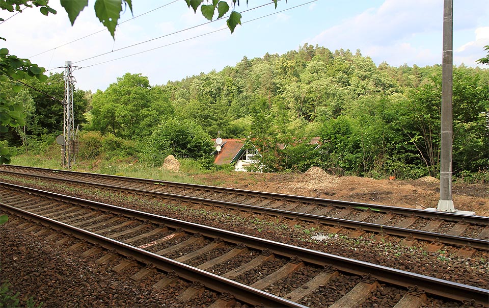 Zastávka v Jehnicích už dávno neslouží cestujícím, o několik metrů výš a dále na západ však uhání vlaky po úplně jiné trati. Zastávka v Jehnicích už dávno neslouží cestujícím, o několik metrů výš a dále na západ však uhání vlaky po úplně jiné trati.