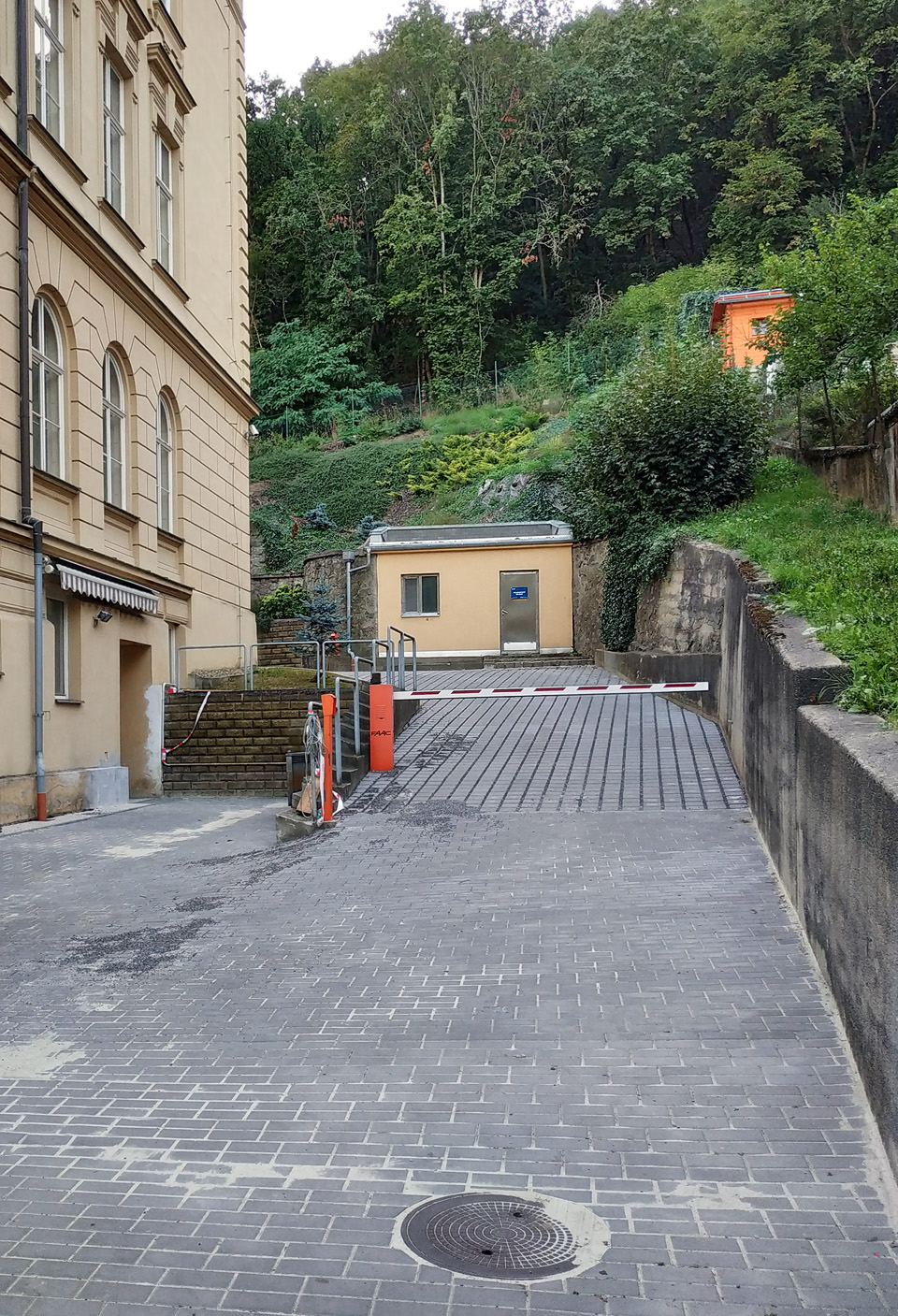 Projdeme-li štolu pod Jurankou odspodu, začíná naše cesta v areálu Vojenského výzkumného ústavu na Veslařské ulici. Na zadním dvorku se pod svahem nachází nenápadný objekt nalepený na portál ukryté štoly. Na první pohled vypadá spíš jako nevinný zahradní domek než jako vstup do tunelu vedoucího pod celým kopcem. Projdeme-li štolu pod Jurankou odspodu, začíná naše cesta v areálu Vojenského výzkumného ústavu na Veslařské ulici. Na zadním dvorku se pod svahem nachází nenápadný objekt nalepený na portál ukryté štoly. Na první pohled vypadá spíš jako nevinný zahradní domek než jako vstup do tunelu vedoucího pod celým kopcem.