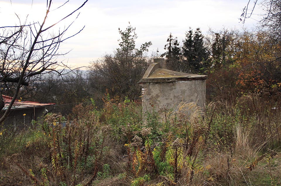 Původně byl od kapličky výhled do údolí na vesnici Slatinu. Dnes slepě mžourá do změti plotů a chatek zahrádkářské kolonie. Původně byl od kapličky výhled do údolí na vesnici Slatinu. Dnes slepě mžourá do změti plotů a chatek zahrádkářské kolonie.