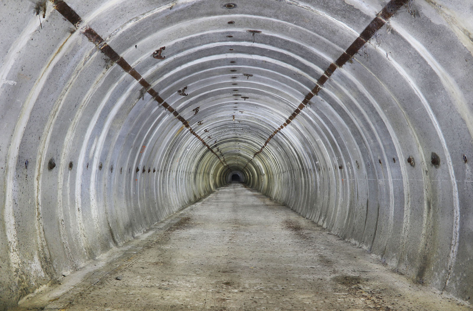 Komínský tunel je rovný a dlouhý krásných 280 m. Komínský tunel je rovný a dlouhý krásných 280 m.