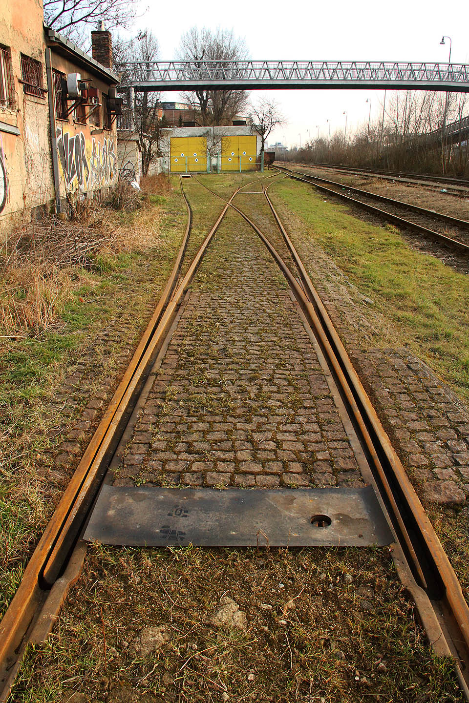 Součástí vlečky Královopolské strjírny je také zadlážděný úsek se žlábkovými kolejnicemi a tramvajovými výhybkami - snad pozůstatek z doby, kde se po kolejích stanice proháněly nově vyrobené tramvaje. Škodovky, plecháče a další typy vyjely z bran závodu do ulic Brna, Ostravy či Teplic. Součástí vlečky Královopolské strjírny je také zadlážděný úsek se žlábkovými kolejnicemi a tramvajovými výhybkami - snad pozůstatek z doby, kde se po kolejích stanice proháněly nově vyrobené tramvaje. Škodovky, plecháče a další typy vyjely z bran závodu do ulic Brna, Ostravy či Teplic.