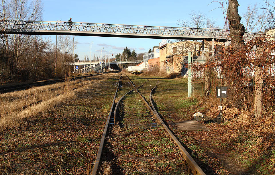 Pohled zpět k severnímu zhlaví bývalé stanice. Tudy se kdysi expedovaly tramvaje do světa. Pohled zpět k severnímu zhlaví bývalé stanice. Tudy se kdysi expedovaly tramvaje do světa.