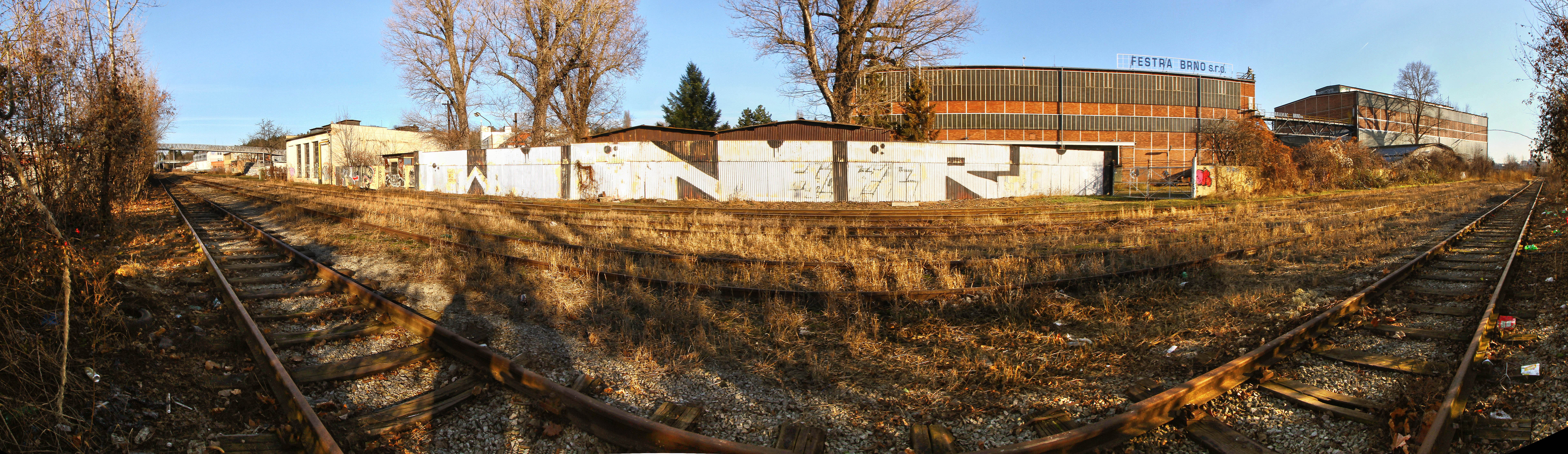 Celkové panorama bývalé stanice Královo Pole (později Brno-Královo Pole), dnes obvodu stré nádraží zhruba z místa, kde kdysi stávala staniční budova (fotograf se nachází cca 100 m jižné od zbourané nádražní budovy). Celkové panorama bývalé stanice Královo Pole (později Brno-Královo Pole), dnes obvodu stré nádraží zhruba z místa, kde kdysi stávala staniční budova (fotograf se nachází cca 100 m jižné od zbourané nádražní budovy).