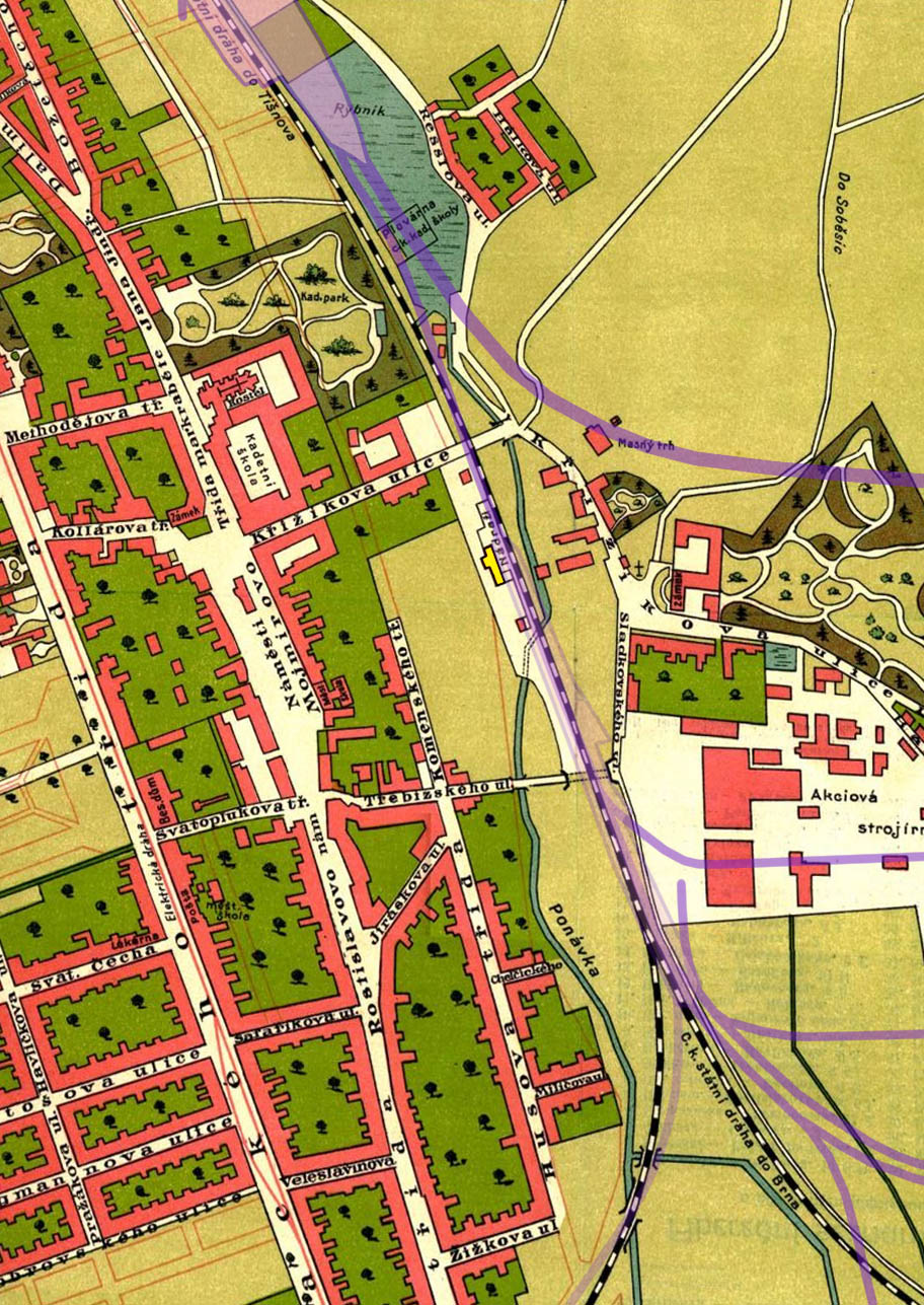 Mapa města Králova Pole z roku 1907 nebyla vyhotovena příliš přesně - přesto lze i bez pomocí fialově zvýrazněných železničních tratí a nádraží dobře vypozorovat vlečku do Montursdepa odbočující z jižního zhlaví stanice Královo Pole k jihozápadu, chybně zaznačenou c.k. státní dráhu do Brna i to, že původní dráha do Tišnova procházela současnou stanicí Brno-Královo Pole v severní části mapy poněkud západněji než současná trať, které mj. ustoupila budova masného trhu. Mapa města Králova Pole z roku 1907 nebyla vyhotovena příliš přesně - přesto lze i bez pomocí fialově zvýrazněných železničních tratí a nádraží dobře vypozorovat vlečku do Montursdepa odbočující z jižního zhlaví stanice Královo Pole k jihozápadu, chybně zaznačenou c.k. státní dráhu do Brna i to, že původní dráha do Tišnova procházela současnou stanicí Brno-Královo Pole v severní části mapy poněkud západněji než současná trať, které mj. ustoupila budova masného trhu.