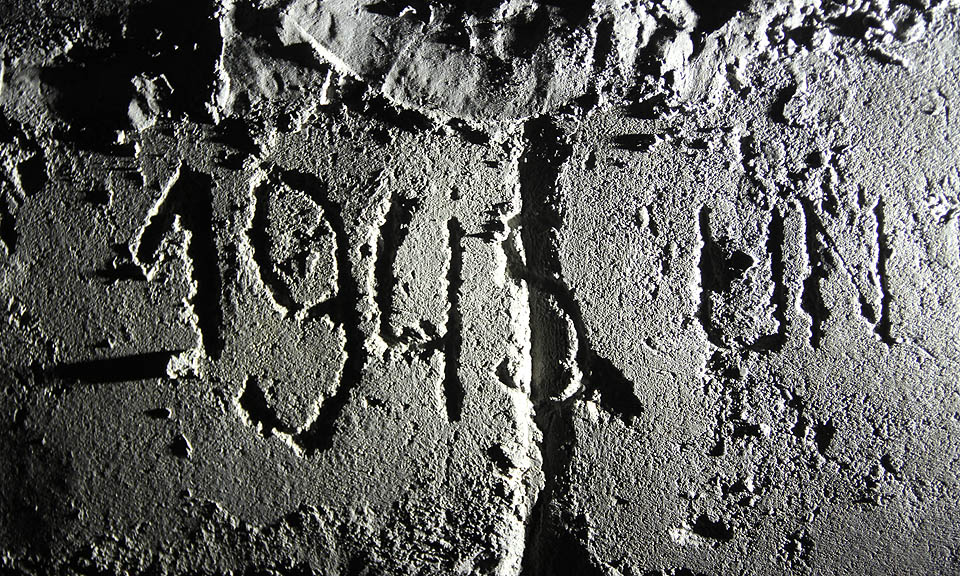 Ačkoliv se historické prameny shodují v tom, že vyzdívky krytu jsou až poválečné, některé nápisy mohou navozovat protikladný dojem. Ačkoliv se historické prameny shodují v tom, že vyzdívky krytu jsou až poválečné, některé nápisy mohou navozovat protikladný dojem.