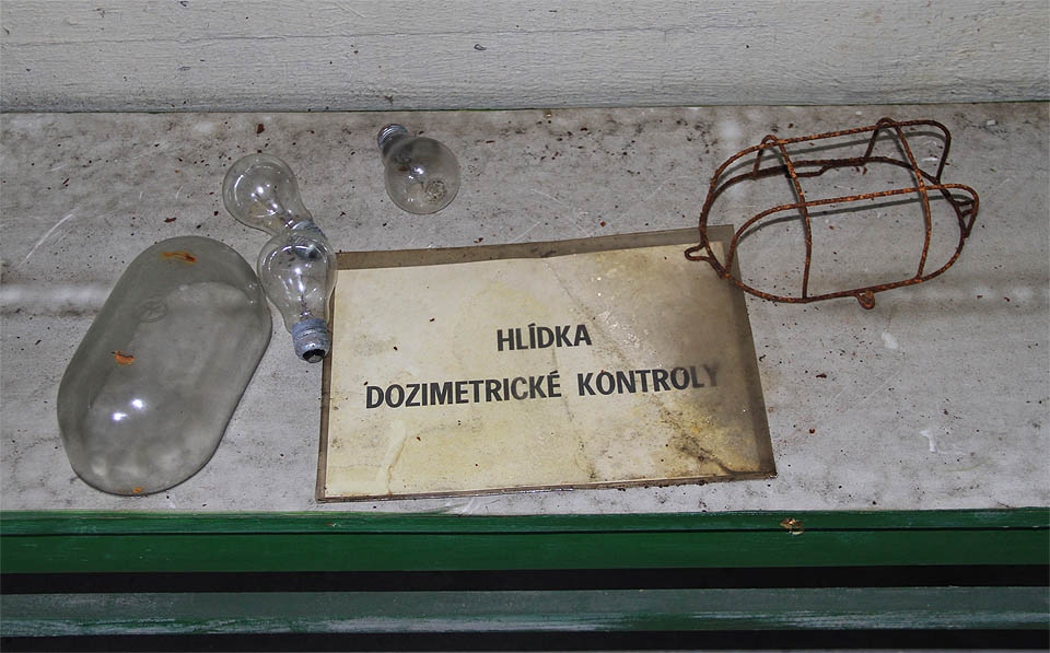 Hlídka dozimetrické kontroly nejspíš potřebovala hodně světla. Hlídka dozimetrické kontroly nejspíš potřebovala hodně světla.