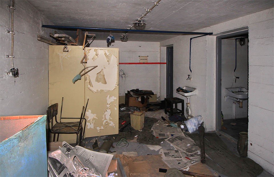 Žel nezvaní hosté pohrdli pohostinností a útulností krytu a udělali tu pouze nechutný nepořádek. Žel nezvaní hosté pohrdli pohostinností a útulností krytu a udělali tu pouze nechutný nepořádek.