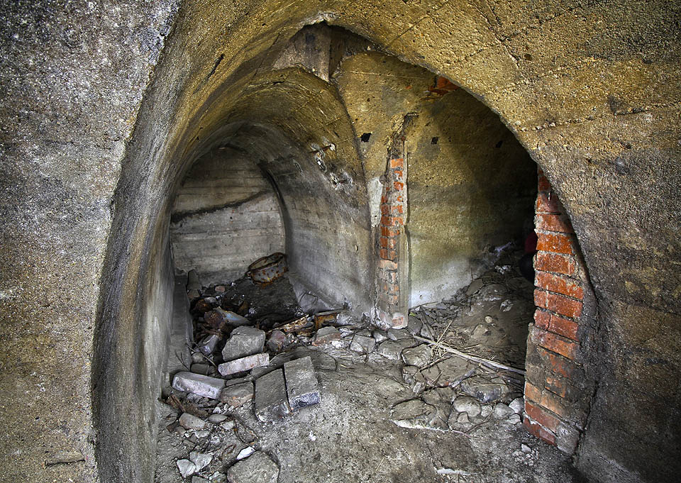 Jižní vchod byl od prostor krytu oddělen cihlovou zdí, ve které pravděpodobně původně byly vstupní dveře nebo mříž. Jižní vchod byl od prostor krytu oddělen cihlovou zdí, ve které pravděpodobně původně byly vstupní dveře nebo mříž.