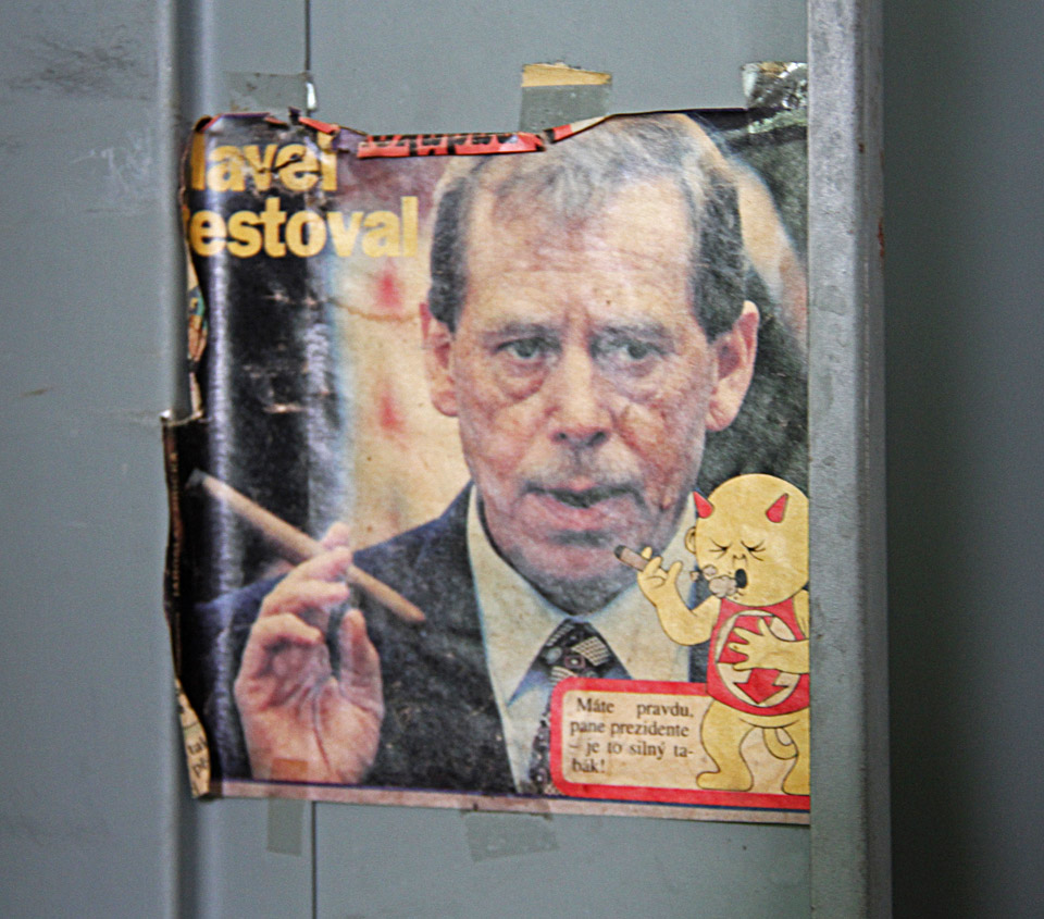 Nezodpovězená zůstane také otázka, co by prezident Václav Havel řekl na kauzu „popelníček“ prezidenta Miloše Zemana. Holt silný tabák… Nezodpovězená zůstane také otázka, co by prezident Václav Havel řekl na kauzu „popelníček“ prezidenta Miloše Zemana. Holt silný tabák…
