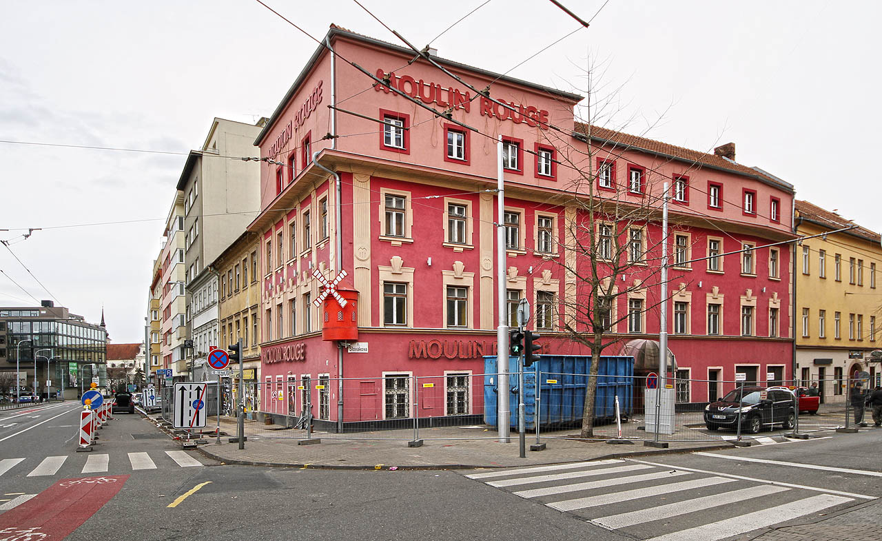 Nároží Kounicovy (vlevo) a Slovákovy (vpravo) ulice na počátku roku 2022. Podniku Moulin Rouge tou dobou již odtikávají poslední hodiny existence. Dobře je patrný rozdíl mezi původním honosnějším domem vlevo a pavlačákem obráceným do Slovákovy ulice, jež byly druhotně sjednoceny. Nároží Kounicovy (vlevo) a Slovákovy (vpravo) ulice na počátku roku 2022. Podniku Moulin Rouge tou dobou již odtikávají poslední hodiny existence. Dobře je patrný rozdíl mezi původním honosnějším domem vlevo a pavlačákem obráceným do Slovákovy ulice, jež byly druhotně sjednoceny.