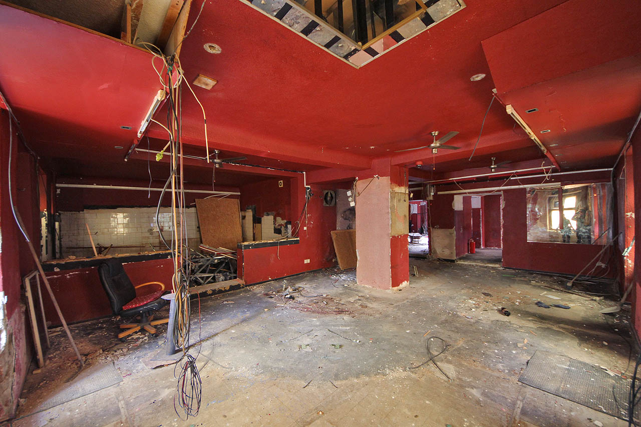Hlavní bar se striptýzem, tanečním parketem, tyčí, klecí a vůbec vším, co bylo kdysi výkladní skříní Moulin Rouge. Hlavní bar se striptýzem, tanečním parketem, tyčí, klecí a vůbec vším, co bylo kdysi výkladní skříní Moulin Rouge.