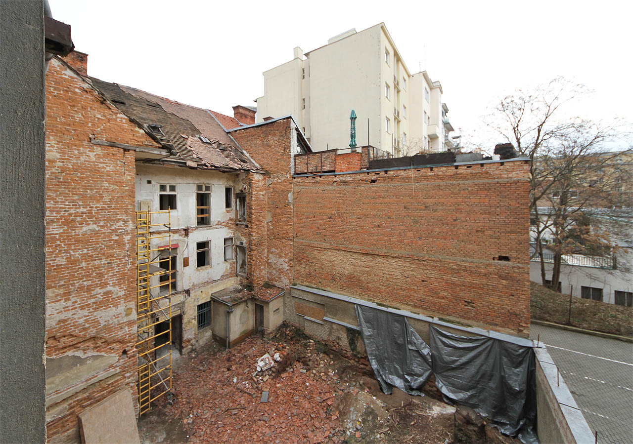 Milovníky opuštěných brněnských zákoutí dlouho přitahoval opuštěný pavlačový dům na Kounicově 23. S demolicí Moulin Rouge vzal bohužel taky za své a uolnil místo moderní novostavbě. Milovníky opuštěných brněnských zákoutí dlouho přitahoval opuštěný pavlačový dům na Kounicově 23. S demolicí Moulin Rouge vzal bohužel taky za své a uolnil místo moderní novostavbě.