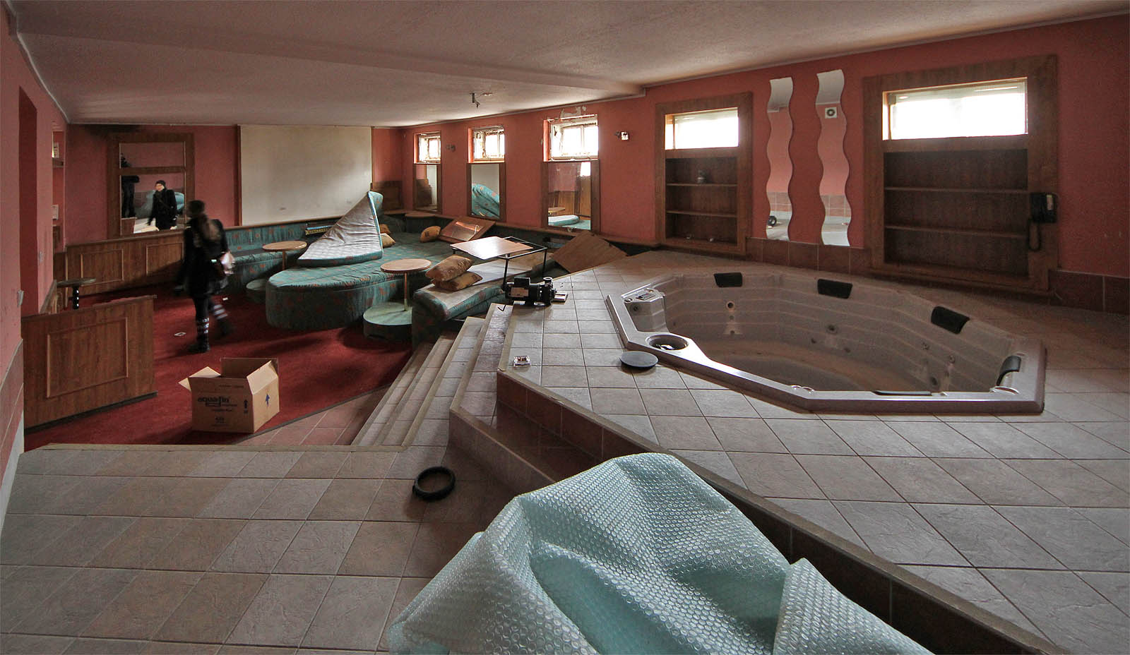 Apartmán s osmibokou vířivkou zaujal prostor hned několika původních bytů. Apartmán s osmibokou vířivkou zaujal prostor hned několika původních bytů.