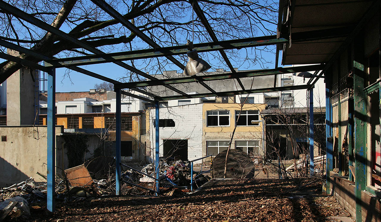 Samotná fabrika se dožila 106 let od založení a je docela možné, že některé její budovy jsou ještě starší. Ale taky mladší, jako je rampa skladu na snímku, který byl k továrně přistavěn až za socializmu. Samotná fabrika se dožila 106 let od založení a je docela možné, že některé její budovy jsou ještě starší. Ale taky mladší, jako je rampa skladu na snímku, který byl k továrně přistavěn až za socializmu.