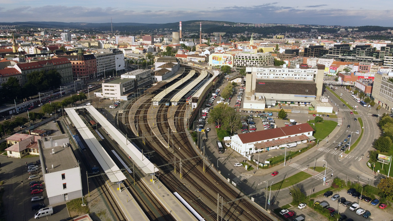 Letecký pohled na prostor hlavního nádraží včetně nádražní pošty (vlevo) a obchodního domu Tesco na sklonku léta 2023 kdy společnost Crestyl poprvé zveřejnila záměr budovu zdemolovat. Letecký pohled na prostor hlavního nádraží včetně nádražní pošty (vlevo) a obchodního domu Tesco na sklonku léta 2023 kdy společnost Crestyl poprvé zveřejnila záměr budovu zdemolovat.
