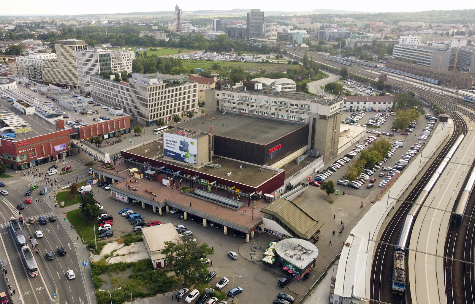 Z opačné strany, od severu, nastavoval Prior lidštější tvář. Rozlehlá terasa, v 90. létech umenšená přístavbou prodejního prostoru, mohla skýtat prostor k životu nad úrovní rušného provozu aut v okolí. naneštěstí byly lavičky a další vybavení postupně demontovány kvůli neschopnosti provozovatele i města zajistit v prostoru terasy pořádek a klid.
Zvláštní historickou poznámku si zaslouží otvor v ploše terasy, kterým měly dle původního projektu procházet schody (trasa by totiž pokračovala do prostoru uvolněného po zrušení hlavního nádraží) z úrovně terénu na terasu. Po odložení demolice nádraží byly namísto schodiště vybudovány eskalátory kryté vlastní střechou (na snímku vpravo od středu). Z opačné strany, od severu, nastavoval Prior lidštější tvář. Rozlehlá terasa, v 90. létech umenšená přístavbou prodejního prostoru, mohla skýtat prostor k životu nad úrovní rušného provozu aut v okolí. naneštěstí byly lavičky a další vybavení postupně demontovány kvůli neschopnosti provozovatele i města zajistit v prostoru terasy pořádek a klid.
Zvláštní historickou poznámku si zaslouží otvor v ploše terasy, kterým měly dle původního projektu procházet schody (trasa by totiž pokračovala do prostoru uvolněného po zrušení hlavního nádraží) z úrovně terénu na terasu. Po odložení demolice nádraží byly namísto schodiště vybudovány eskalátory kryté vlastní střechou (na snímku vpravo od středu).