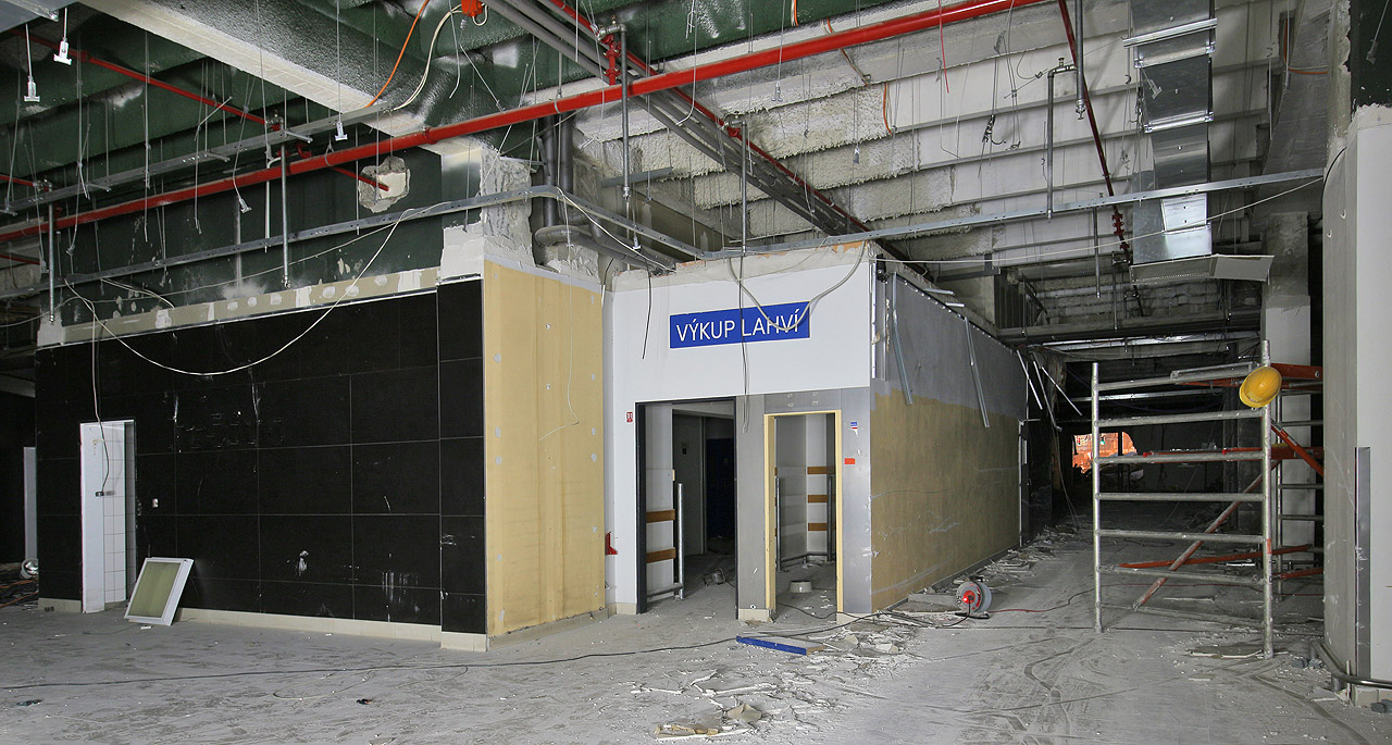 V přízemí obchodního domu se nacházel supermarket. V kontextu později budovaných zařízení podobného typu byl výjimečný neobvykle nízkou polohou stropu, což kontrastovalo s jeho značnou nákupní plochou. Ačkoliv se termín supermarket za socializmu nepoužíval, šlo bezesporu o zařízení tohoto typu, navíc zřejmě první v Brně. V přízemí obchodního domu se nacházel supermarket. V kontextu později budovaných zařízení podobného typu byl výjimečný neobvykle nízkou polohou stropu, což kontrastovalo s jeho značnou nákupní plochou. Ačkoliv se termín supermarket za socializmu nepoužíval, šlo bezesporu o zařízení tohoto typu, navíc zřejmě první v Brně.