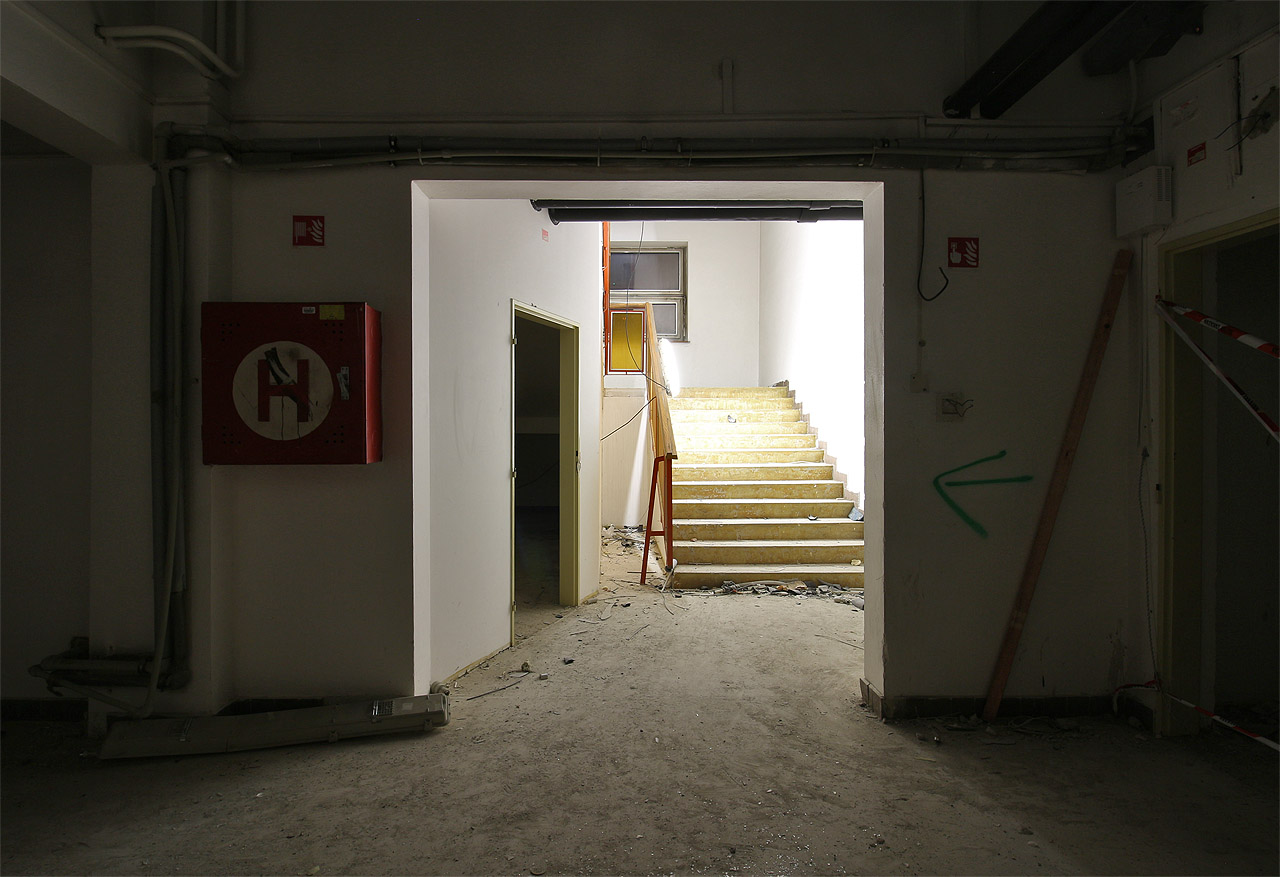 Ačkoliv se Prior v 80. létech 20. století představil jako architektonicky progresivní stavba, svým pojetím vybočující z poměrně typizované zástavby, v neveřejné části překvapil návštěvníky použitím jednoduchých, účelných a levných prvků, známých z paneláků nebo jiné sériové výstavby. Ačkoliv se Prior v 80. létech 20. století představil jako architektonicky progresivní stavba, svým pojetím vybočující z poměrně typizované zástavby, v neveřejné části překvapil návštěvníky použitím jednoduchých, účelných a levných prvků, známých z paneláků nebo jiné sériové výstavby.