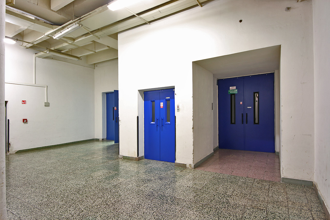 V zázemí ani při velké snaze nebylo možné nalézt nic progresivního. Strohé pravoúhlé tvary a funkční dopravní a skladovací prostory. Liminální jako v Backrooms. V zázemí ani při velké snaze nebylo možné nalézt nic progresivního. Strohé pravoúhlé tvary a funkční dopravní a skladovací prostory. Liminální jako v Backrooms.