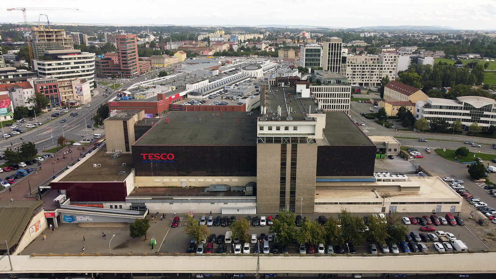 Letecký pohled od severu potvrzuje přísnou pravoúhlost brutalistního nákupního centra. Na jeho hodnocení se Brňané vlastně nikdy úplně neshodli, troufáme si ale tvrdit, že většina jej považovala za odpudivé. Letecký pohled od severu potvrzuje přísnou pravoúhlost brutalistního nákupního centra. Na jeho hodnocení se Brňané vlastně nikdy úplně neshodli, troufáme si ale tvrdit, že většina jej považovala za odpudivé.
