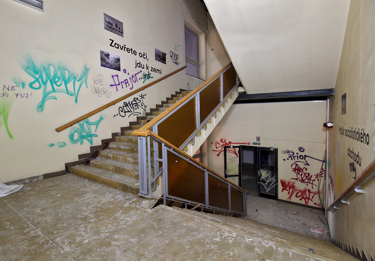 Před demolicí uvolnil majitel prostor schodiště ke svobodnému uměleckému vyjádření. To, co zde vzniklo, však působí poněkud rozporuplně. Před demolicí uvolnil majitel prostor schodiště ke svobodnému uměleckému vyjádření. To, co zde vzniklo, však působí poněkud rozporuplně.