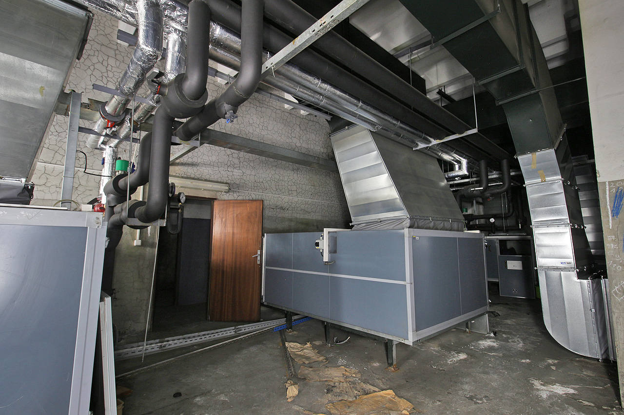Vzduchotechniku z 80. let nahradila v domách Teska modernější zařízení. Popraskaná omítka v místnosti ventilace zřejmě nebyla záměrem architekta, přesto vytvořila zajímavý rastr hodný následování. Vzduchotechniku z 80. let nahradila v domách Teska modernější zařízení. Popraskaná omítka v místnosti ventilace zřejmě nebyla záměrem architekta, přesto vytvořila zajímavý rastr hodný následování.
