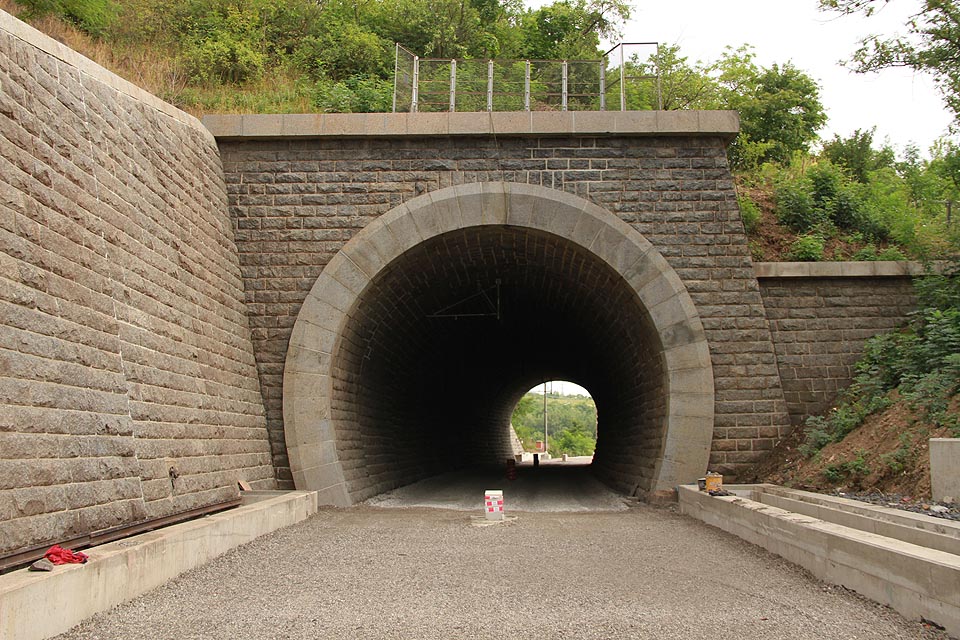 Obřanský tunel se nachází v mírném oblouku před mostem přes Svitavu. Obřanský tunel se nachází v mírném oblouku před mostem přes Svitavu.