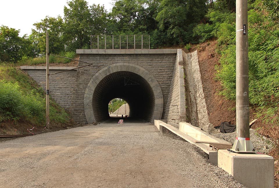 Pohled na rekonstruovaný Obřanský tunel od jihu. Pohled na rekonstruovaný Obřanský tunel od jihu.