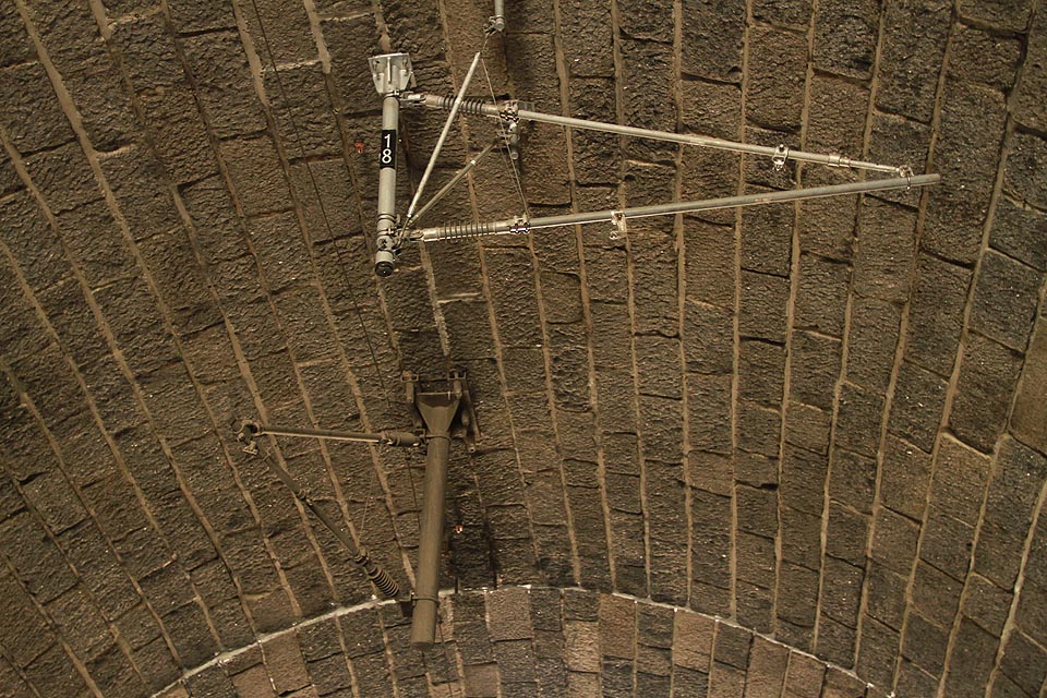 Na stropě tunelu upevněné věšáky trakčního vedení. Na stropě tunelu upevněné věšáky trakčního vedení.