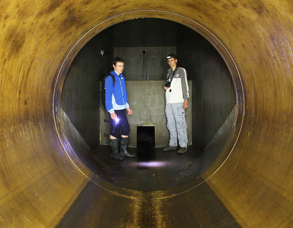 Asi po 100 metrech přicházíme na konec laminátové roury, která je výsostně kluzká. Asi po 100 metrech přicházíme na konec laminátové roury, která je výsostně kluzká.