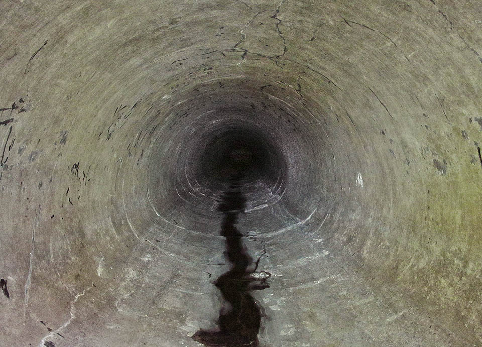 Betonová chodba tlamového profilu vedoucí od vstupu k samotné rozdělovací komoře je čistá a není ani příliš dlouhá. Betonová chodba tlamového profilu vedoucí od vstupu k samotné rozdělovací komoře je čistá a není ani příliš dlouhá.