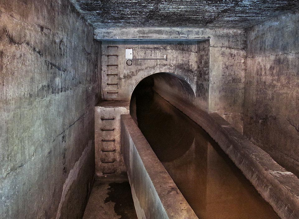 To je ona - rozdělovací komora na splaškovém přivaděči C08. Téměr dvoumetrovou rourou přichází do povodí Ponávky splašky z Lesné, příležitostně naředěné přívalem dešťových vod ze Zaječího potoka. To je ona - rozdělovací komora na splaškovém přivaděči C08. Téměr dvoumetrovou rourou přichází do povodí Ponávky splašky z Lesné, příležitostně naředěné přívalem dešťových vod ze Zaječího potoka.