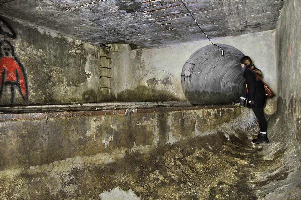A to je samotná rozdělovací komora. Betonová místnost, do které proudí splašky rozměrným tunelem, aby pokračovaly pouze tenkou trubkou. přebytečná voda se při nárazových deštích či haváriích vodovodu přelije přes ocelovou hranu do štoly, kterou jsme přišli. A to je samotná rozdělovací komora. Betonová místnost, do které proudí splašky rozměrným tunelem, aby pokračovaly pouze tenkou trubkou. přebytečná voda se při nárazových deštích či haváriích vodovodu přelije přes ocelovou hranu do štoly, kterou jsme přišli.