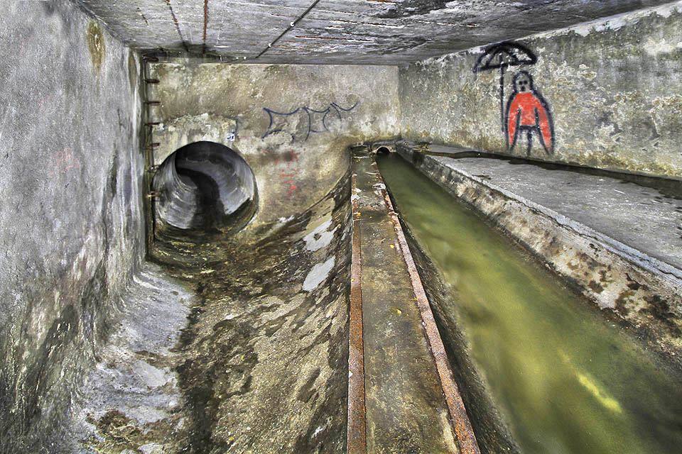 Na fotografii přelivné hrany je dobře vidět disproporce mezi průměrem štoly, kterou jsme přišli, spojující odlehčovací komoru s Ponávkou a pokračováním splaškové stoky CH. Na fotografii přelivné hrany je dobře vidět disproporce mezi průměrem štoly, kterou jsme přišli, spojující odlehčovací komoru s Ponávkou a pokračováním splaškové stoky CH.