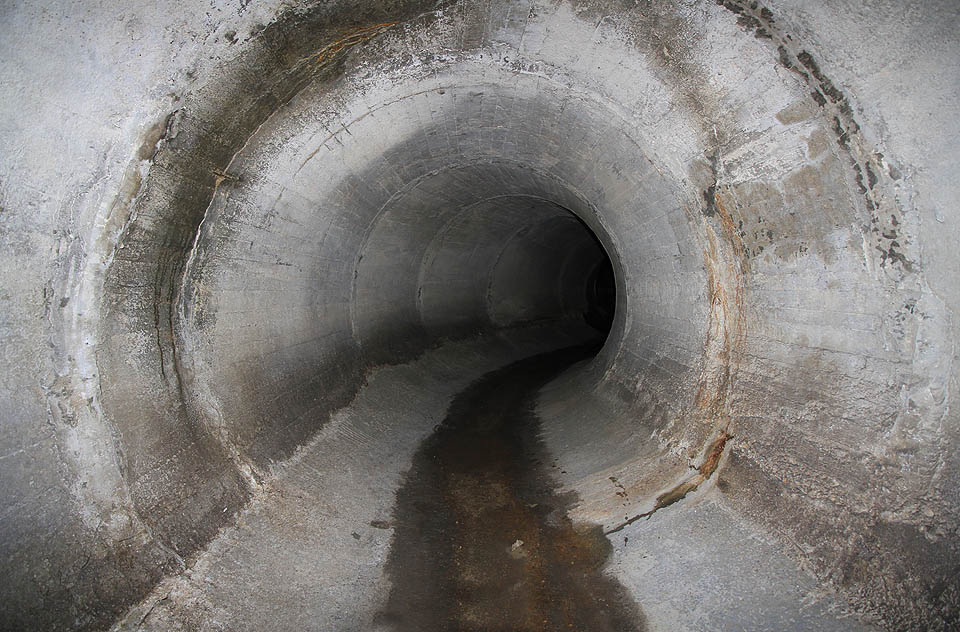 Roura laškovně zahýbá, jako by pátrače zvala hlouběji a hlouběji do svého chřtánu. Jak hluboko pod město se dostaneme jeho podzemními tepnami? Roura laškovně zahýbá, jako by pátrače zvala hlouběji a hlouběji do svého chřtánu. Jak hluboko pod město se dostaneme jeho podzemními tepnami?