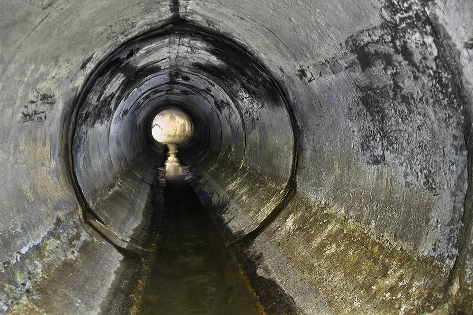 Mírný proud a veskrze čisté betonové stěny zatím nevěští nic zlého. Světlo v dálce pochází z baterek kolegů, kteří se soukají za námi. Mírný proud a veskrze čisté betonové stěny zatím nevěští nic zlého. Světlo v dálce pochází z baterek kolegů, kteří se soukají za námi.