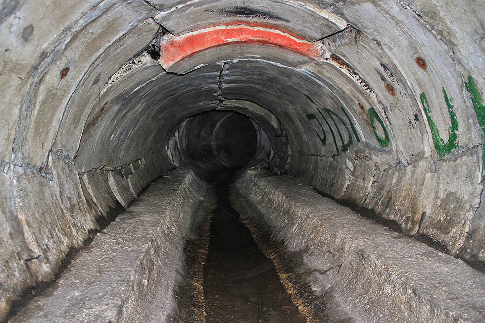 Místy se betonové ostění tunelu dostává na hranici své životnosti. Zejména ve snížené části pod dálničním přivaděčem ulicí Sportovní se láme pod tíhou kamionů, praská a rozjíždí se. Místy se betonové ostění tunelu dostává na hranici své životnosti. Zejména ve snížené části pod dálničním přivaděčem ulicí Sportovní se láme pod tíhou kamionů, praská a rozjíždí se.