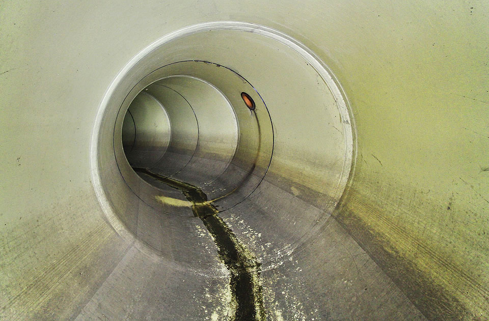 Vstup do odlehčovací potrubí je možný díky laminátovému potrubí o průměru 2 m. Vstup do odlehčovací potrubí je možný díky laminátovému potrubí o průměru 2 m.