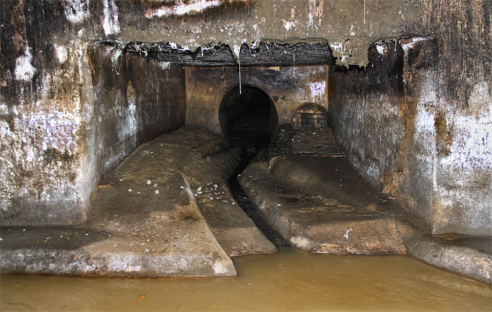 Na protější straně šedozeleného kalného proudu kmenové stoky B je ústí do pobočné stoky B02. Ta vede v trase vůbec nejstarší brněnské kanalizační stoky, odvádějící splašky z města do řeky již v 1. polovině 19. století. Na protější straně šedozeleného kalného proudu kmenové stoky B je ústí do pobočné stoky B02. Ta vede v trase vůbec nejstarší brněnské kanalizační stoky, odvádějící splašky z města do řeky již v 1. polovině 19. století.