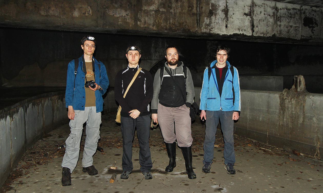 V komoře OKB04 se prozatím loučí průzkumníci Správného směru a Druhého Brna. V komoře OKB04 se prozatím loučí průzkumníci Správného směru a Druhého Brna.