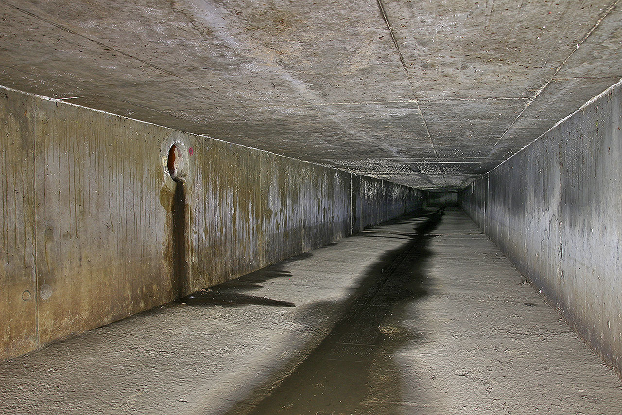 První část stoky je betonově přímočará a od řeky vede kolmo pod Sekaninovou ulicí přibližně na západ. První část stoky je betonově přímočará a od řeky vede kolmo pod Sekaninovou ulicí přibližně na západ.