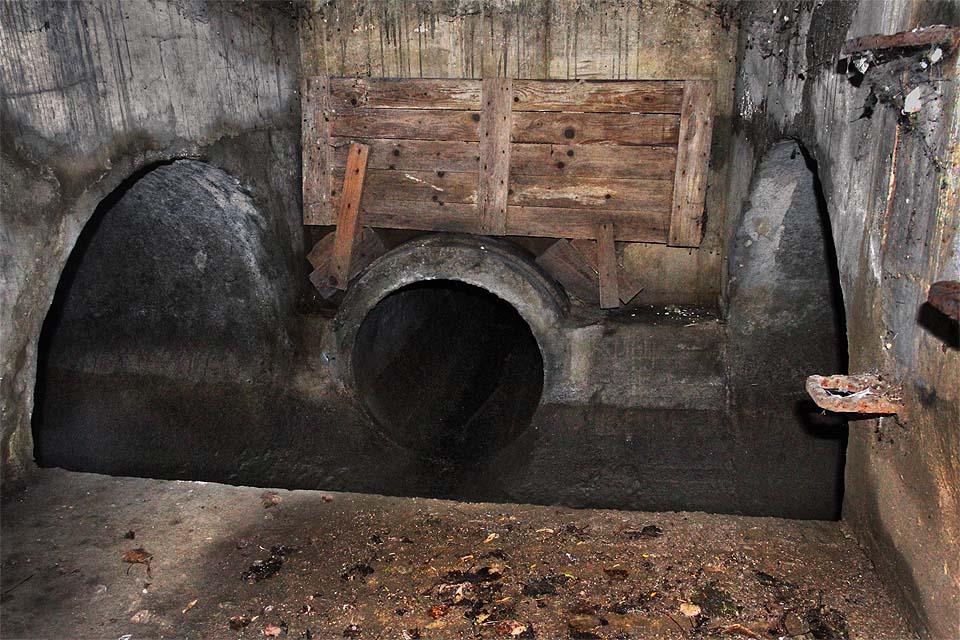 Občas ústí do tunelu menší přivaděče dešťové vody. Pokud neprší, je průtok prakticky nulový. Občas ústí do tunelu menší přivaděče dešťové vody. Pokud neprší, je průtok prakticky nulový.