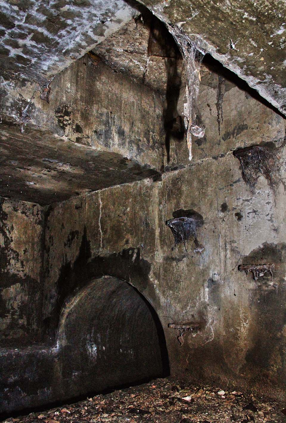 Nezbývá, než si (podle výšky a pružnosti zad průzkumníka) vybrat jeden z kanálových výlezů a pokusit se nadzdvihnout poklop. Průměr potrubí totiž klesá až k prakticky neprůlezným 50 cm. Nezbývá, než si (podle výšky a pružnosti zad průzkumníka) vybrat jeden z kanálových výlezů a pokusit se nadzdvihnout poklop. Průměr potrubí totiž klesá až k prakticky neprůlezným 50 cm.